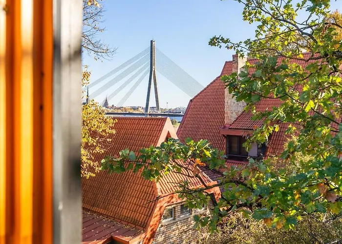 Cozy Riverside Penthouse Apartment *