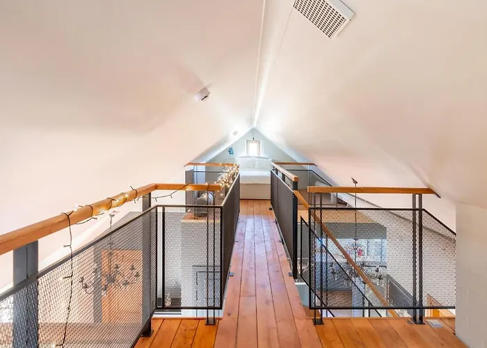 Cozy Riverside Penthouse Apartment *