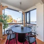 Cozy Riverside Penthouse דירה