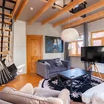 Cozy Riverside Penthouse דירה