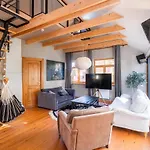 דירה Cozy Riverside Penthouse