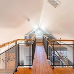 Cozy Riverside Penthouse דירה *