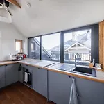 Cozy Riverside Penthouse דירה