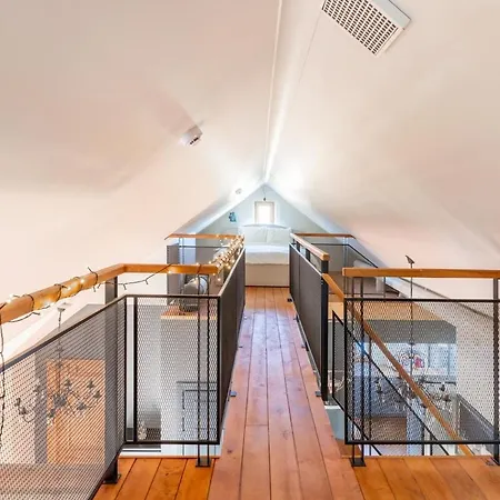 Cozy Riverside Penthouse 아파트 *
