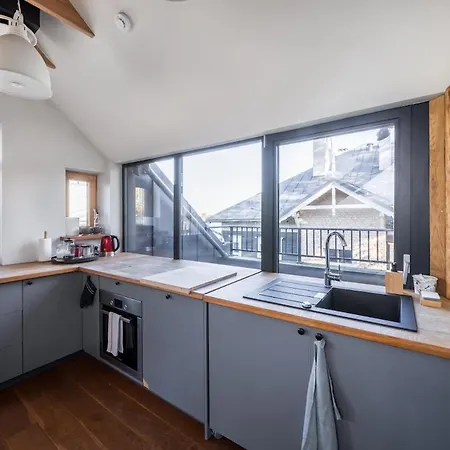 Cozy Riverside Penthouse 아파트