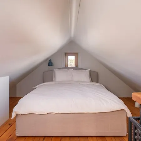 Cozy Riverside Penthouse Lägenhet