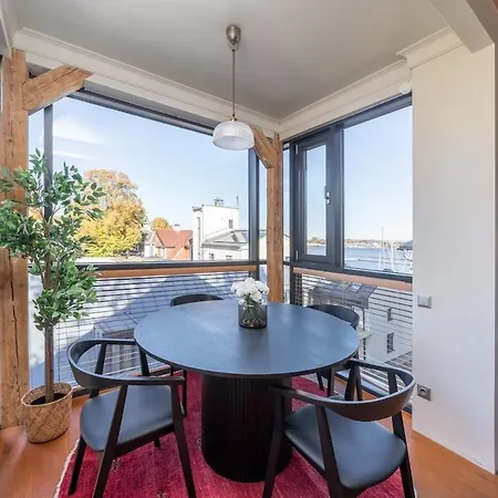 Cozy Riverside Penthouse Lägenhet
